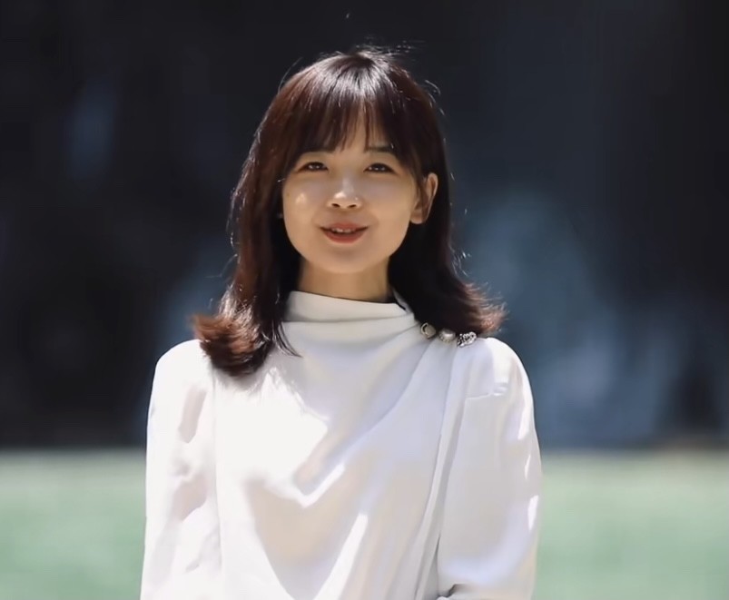 穿上休闲装的王冰冰同样很美,又是一种与众不同的