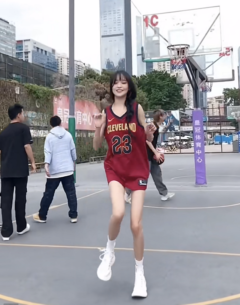 百万粉网红陈意礼颜值翻车后大长腿也是p的男伴身高是亮点