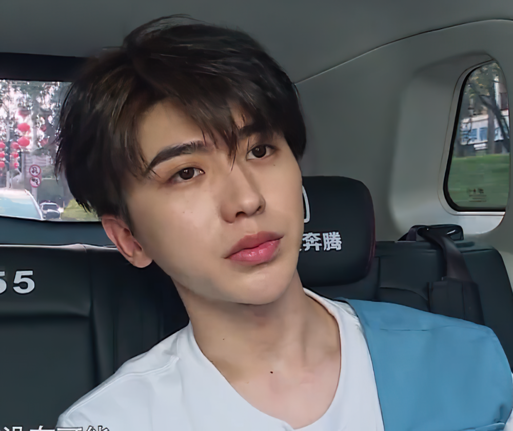 蔡徐坤流汗脱妆严重镜头拉近怼脸拍真实颜值令网友叹为观止