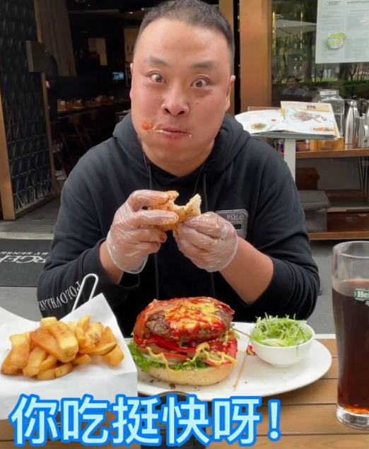 泡泡龙悲剧发生后大胃王小仙女越吃越瘦腰还没有她脸粗