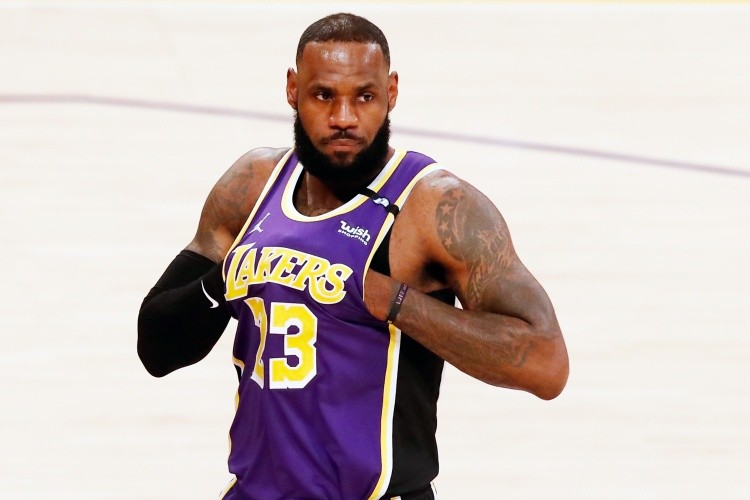 詹皇再抢乔丹重要称号 勒布朗冠军兄弟发话 史上第一得分手换人 腾讯新闻