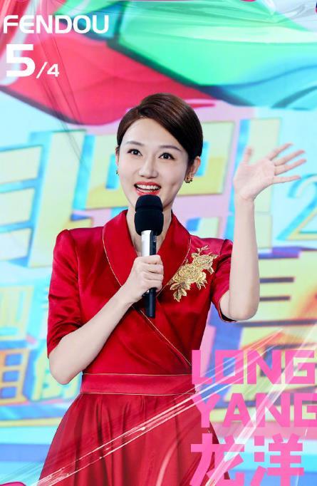 五四晚会明星造型:关晓彤长腿吸睛,杨紫白裙纯美,热巴笑得好甜