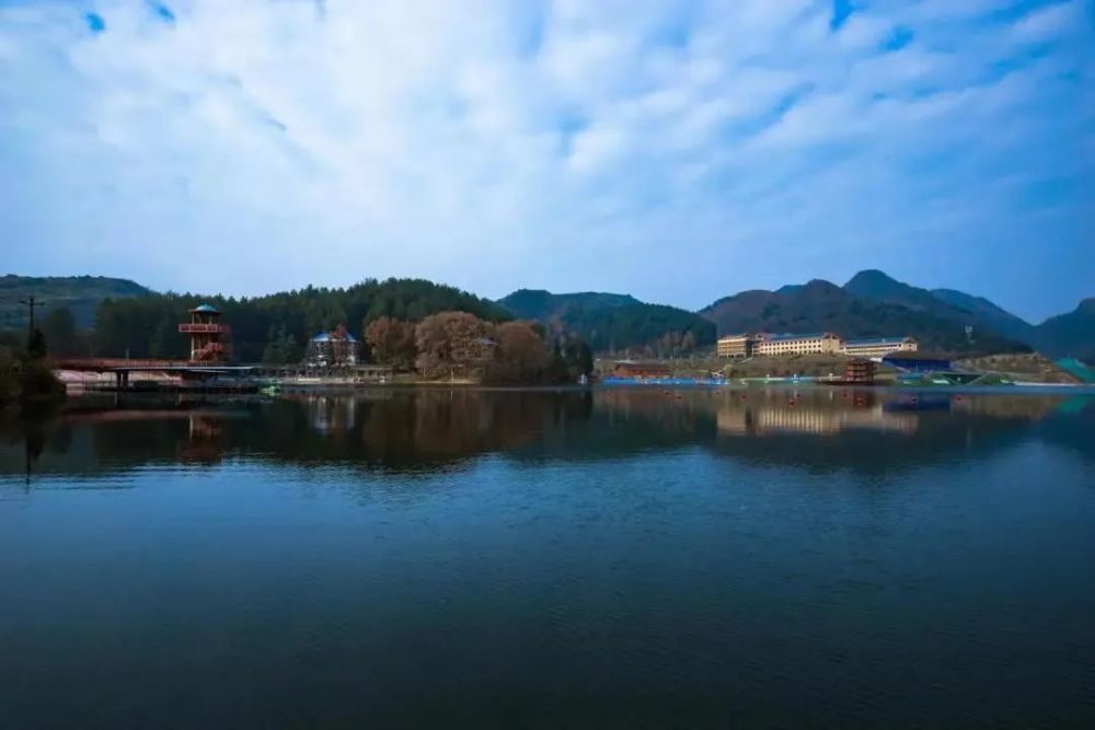 卧龙湖景区度假酒店坐落在山环水绕的卧龙湖畔