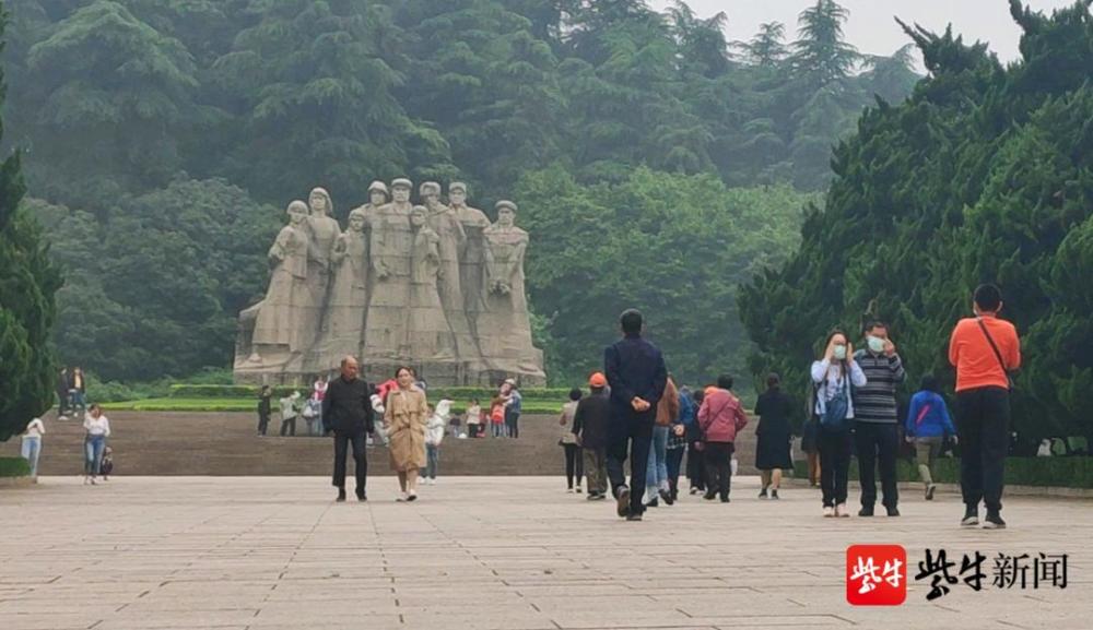 五一 假期红色旅游受青睐 雨花台烈士陵园游人如织 腾讯新闻