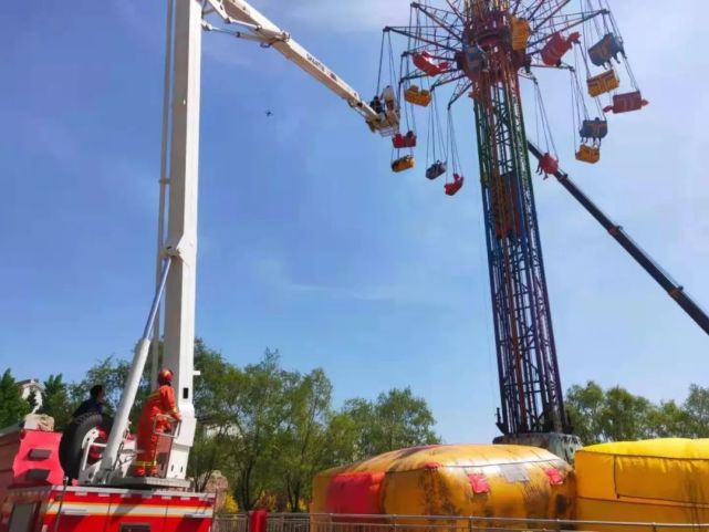 承德游乐场设备故障27人悬在空中