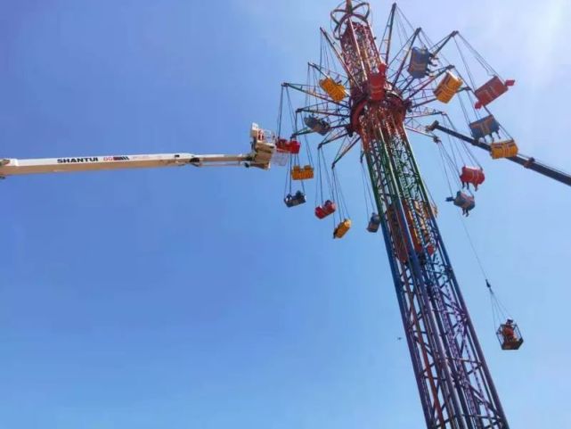 承德游乐场设备故障27人悬在空中