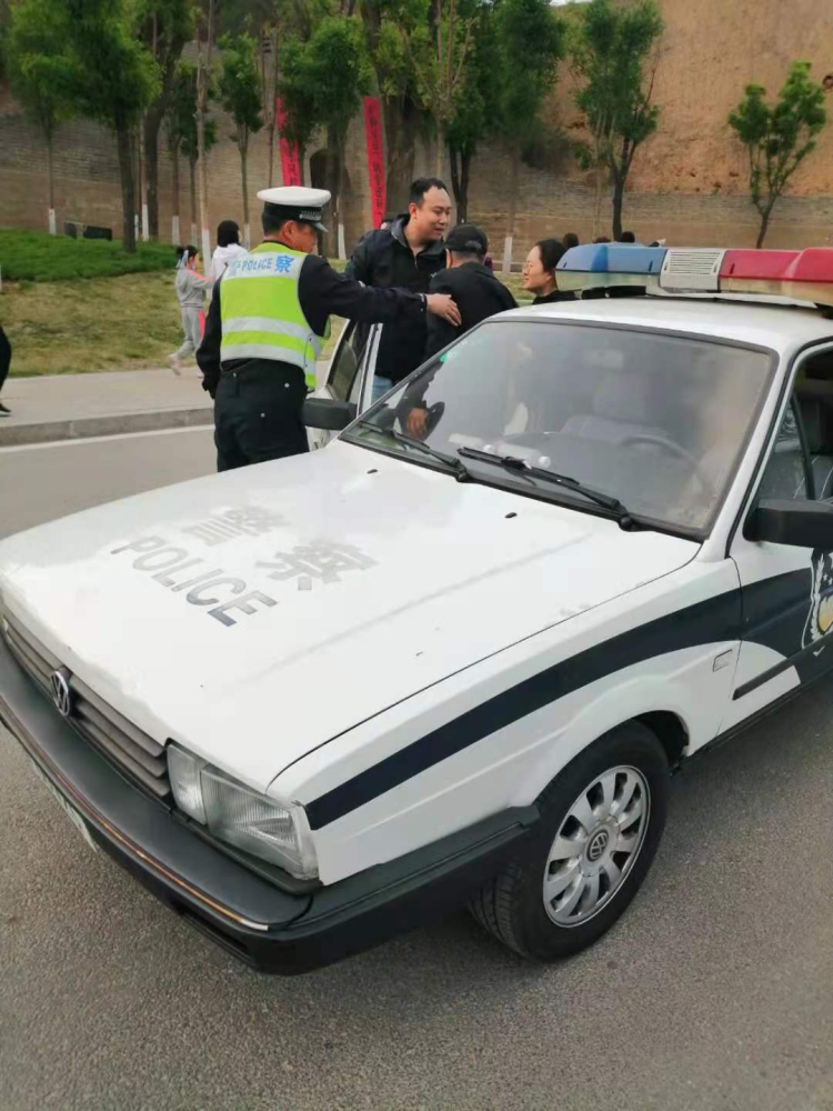忻州古城景区发生的一幕老人腿乏无力警车安全护返