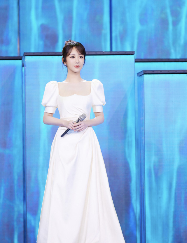 央视五四晚会多位女星造型曝光杨紫端庄热巴活泼俏皮而关晓彤以大长腿