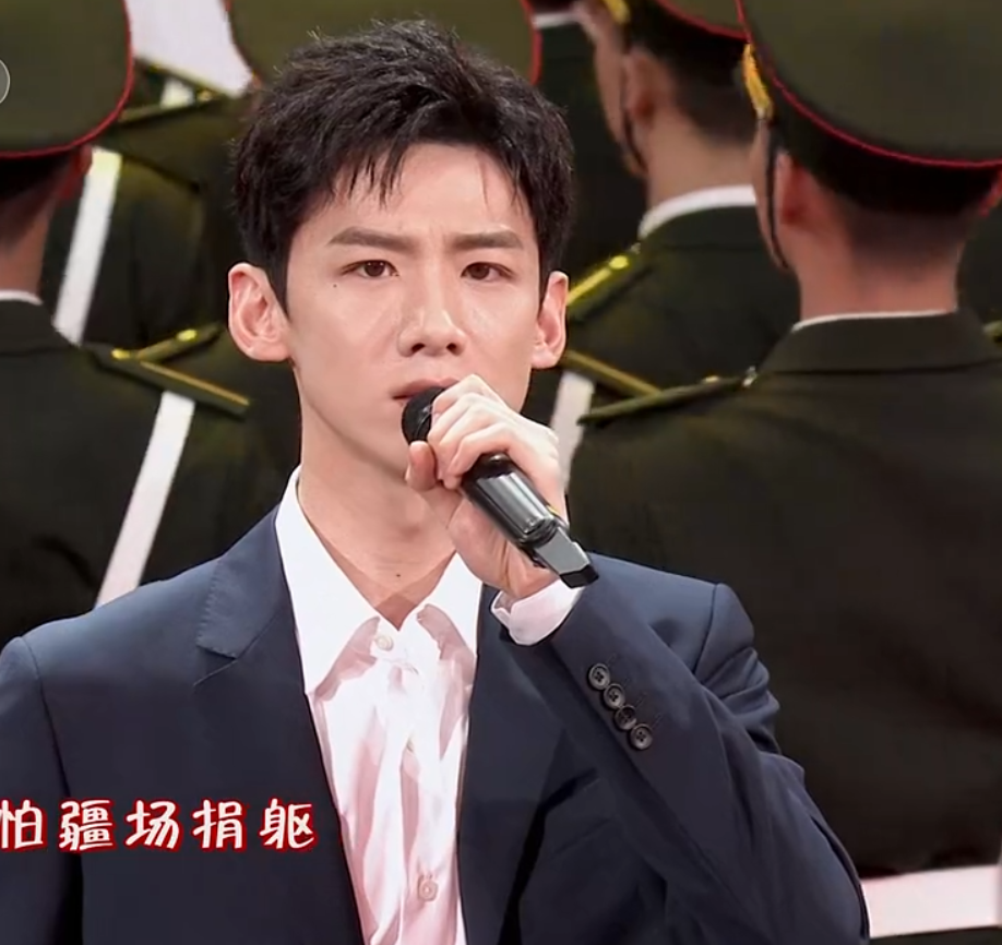 紧接着,白敬亭和张彬彬两人一同献唱《军礼》,似乎是为了和歌曲形成