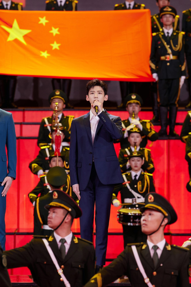 五四晚会白敬亭一首军礼向军人致敬白王子一身西装致敬好帅