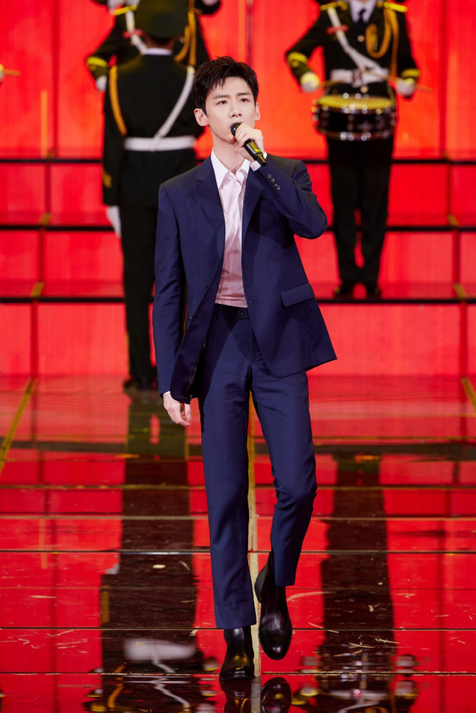 五四晚会白敬亭一首军礼向军人致敬白王子一身西装致敬好帅