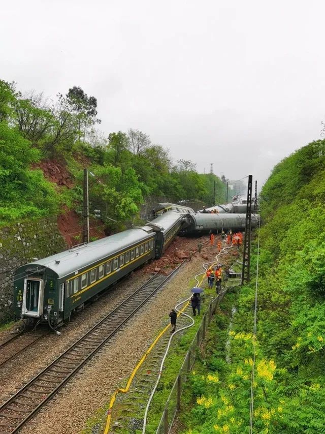 繼火車t179次列車側翻又一地鐵發生事故造成23人死亡49人受傷