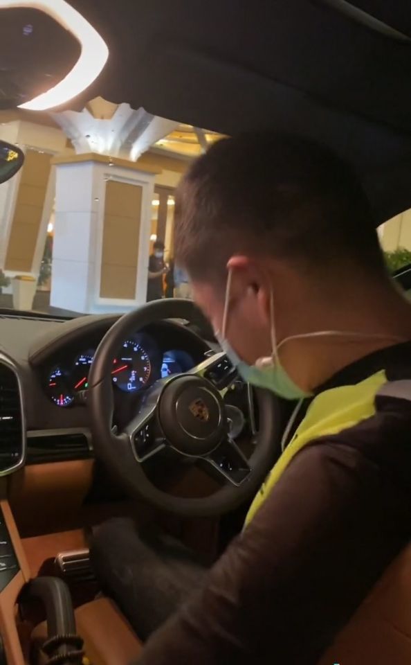 代驾小哥刚上车就找不到方向盘这是咋回事呢