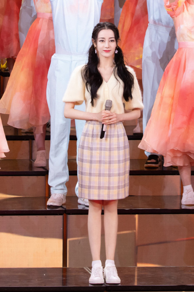 迪丽热巴侧编双马尾造型亮相央视五四晚会演绎歌曲青春