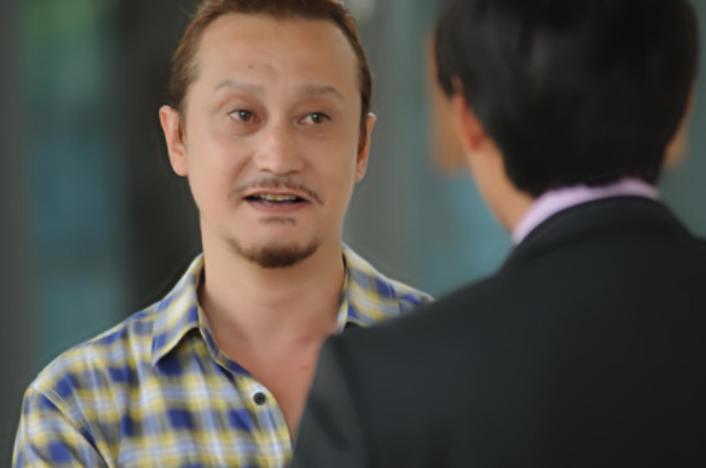 53岁的他是国家一级演员,长相酷似外国人,演技非常精湛自然