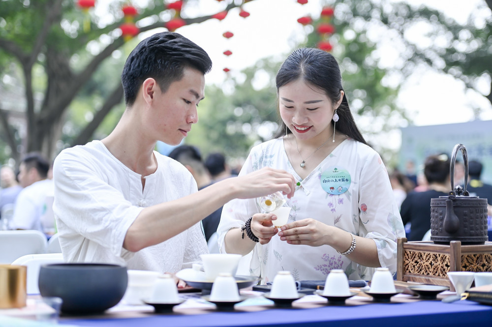 白云山下五四青年以茶会友致敬青春