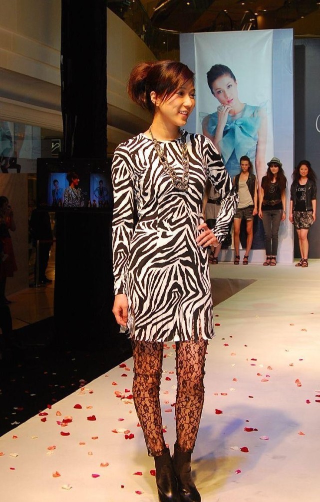 钟嘉欣个子还挺高的穿高跟鞋和黄宗泽差不多174的身高真不白给