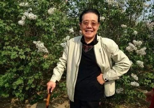 单田芳墓碑上只有6个字,却写满了心酸和感动