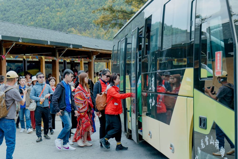 五一游丽江游客对旅行社导游道出满意