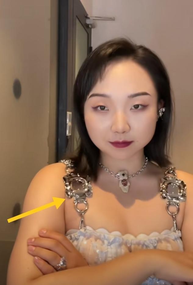 辣目洋子穿性感吊带裙热舞妆容精致走御姐风舞姿妖娆自信十足