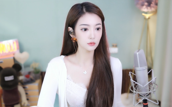 有yy粉丝吐槽,微凉的这个摄像头还不如以前,特别显老,感觉显老5岁.