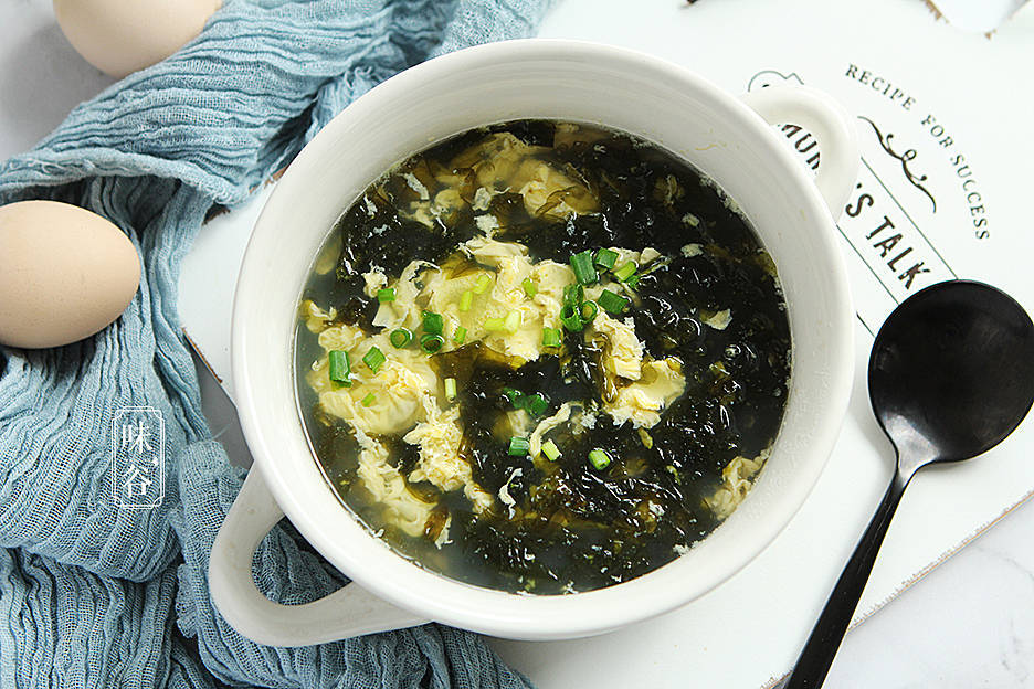 紫菜蛋花汤【材料】:紫菜 半块,鸡蛋 2个,葱花 适量,盐 适量,香油