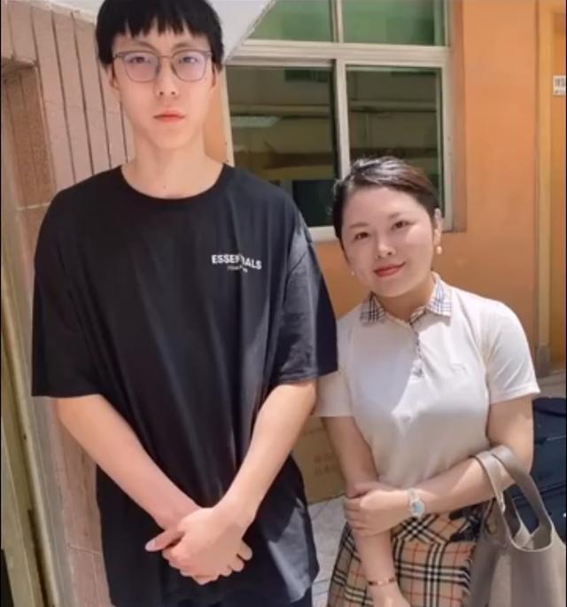 不用蹭车了胡明轩获大益老板娘赠送电动车小胡合影美女一脸严肃