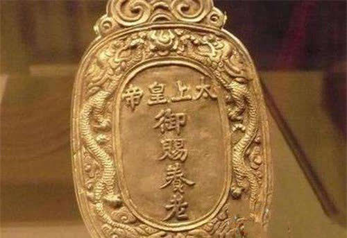 皇帝处斩开国忠臣,大臣亮出免死金牌,皇帝:你再看看背面七个字