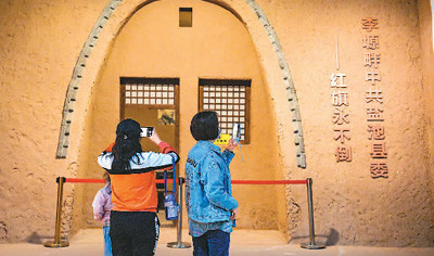 新华社记者 刘 颖摄5月4日,在上海中共一大纪念馆国旗广场,参加"五四"