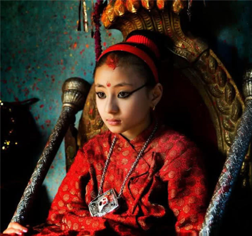 尼泊尔活女神国王见了都下跪女孩们却避之不及没人想当