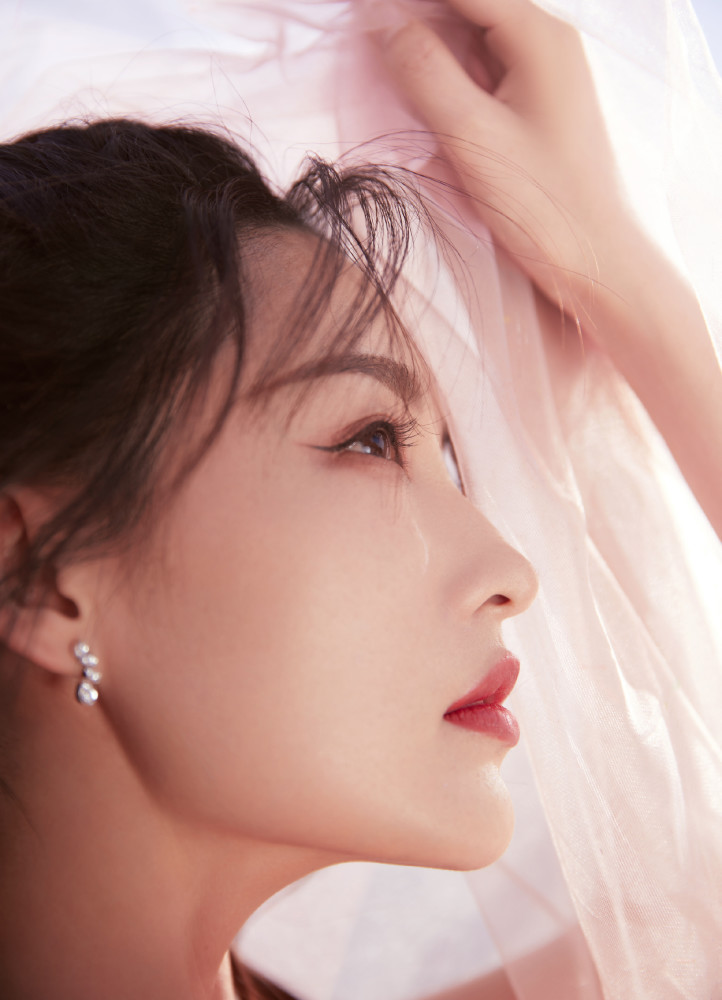 李沁樱花公主裙梦幻的已经在冒粉红色的泡泡了