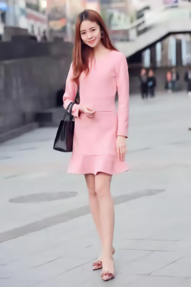 时尚女生穿粉色裙子应该搭配什么颜色的鞋子好看呢?