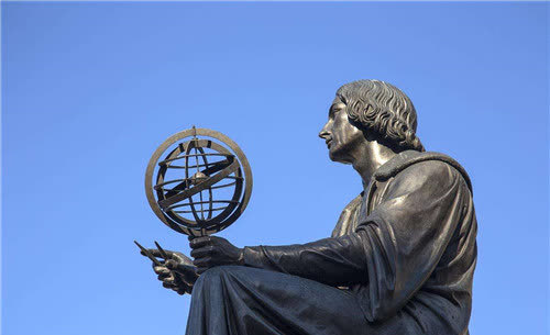 早在公元前5到6世纪左右,古希腊的哲学家毕达哥拉斯就认为地球是圆的.