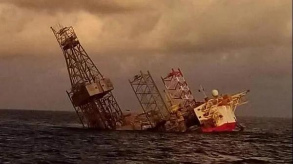 突然倒塌马来西亚价值2000万的海上钻井平台沉没