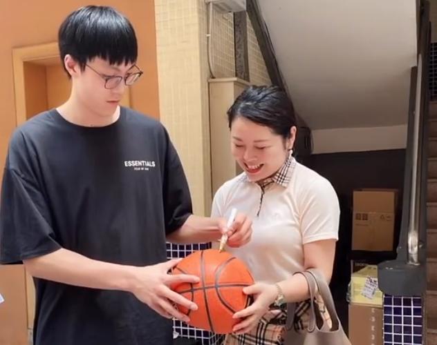 新科fmvp归来受热捧!大益老板娘慷慨送新车,正式告别蹭车生涯