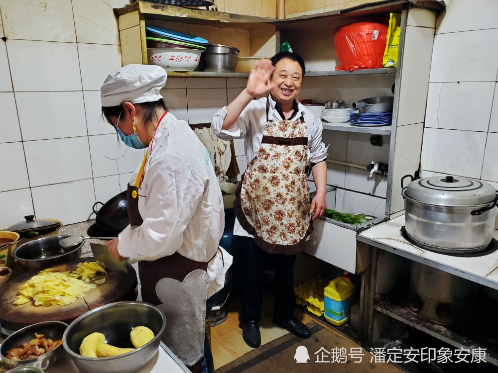 镇坪县一夫妻店8年卖鸡蛋皮子供儿读大学拔穷根