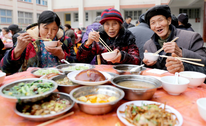 农民过上富裕小康生活都是种地所得可它的功劳你们都别忘了