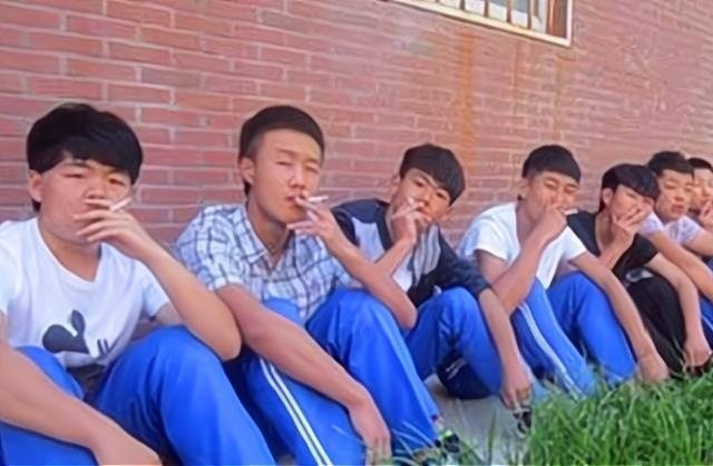 家境不好的孩子不好好学习上课捣乱老师为什么更容易生气呢