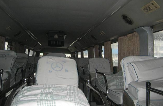 可能不会去扣安全带,但至少这是一种保障,而卧铺客车是没有安全带的