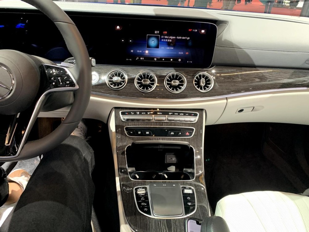 进入车内,则会发现新款cls 350采用的内饰布局和设计基本与现款车型