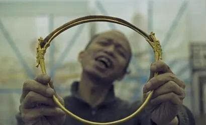 在一开始,何云昌所从事的并不是行为艺术类工作,所以说当时那个年代