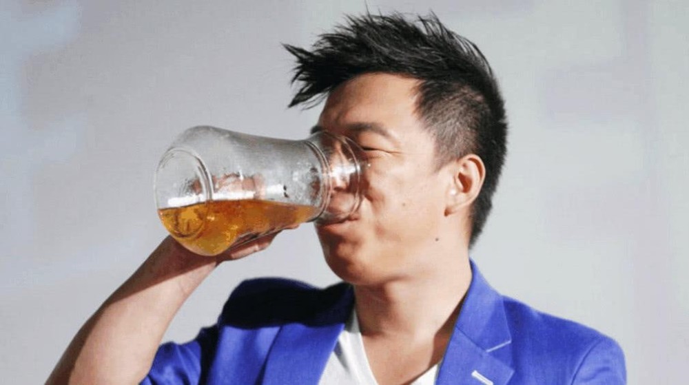 而于谦也以三大爱好(抽烟喝酒烫头)出名,两人经常一起喝酒;还有黄渤