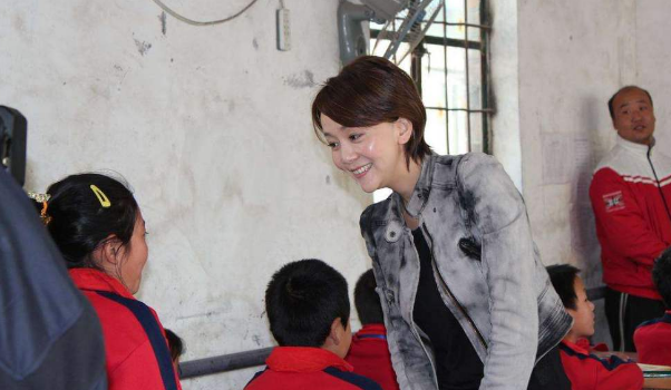 她在电视剧中只出现了几分钟,这位女演员扮演的角色叫陆心萍,她是尔豪