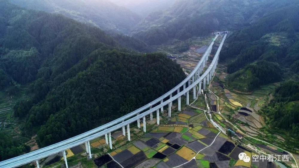 婺黄(常)高速似一条玉带,蜿蜒,穿越,绵亘在起伏的赣东北青山绿水之中