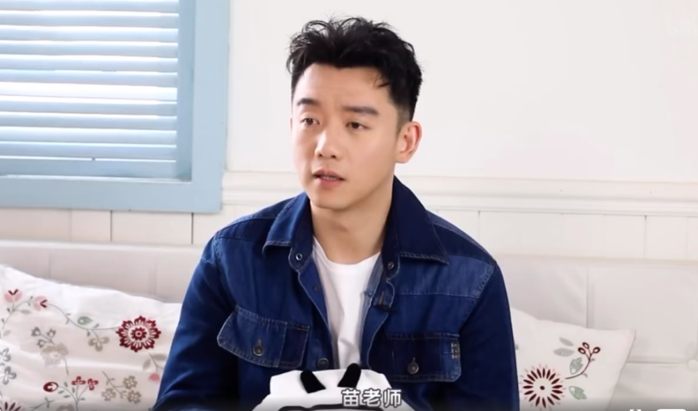 而且此前很少秀恩爱的郑恺,结婚后像变了一个人似的,每次接受采访都会