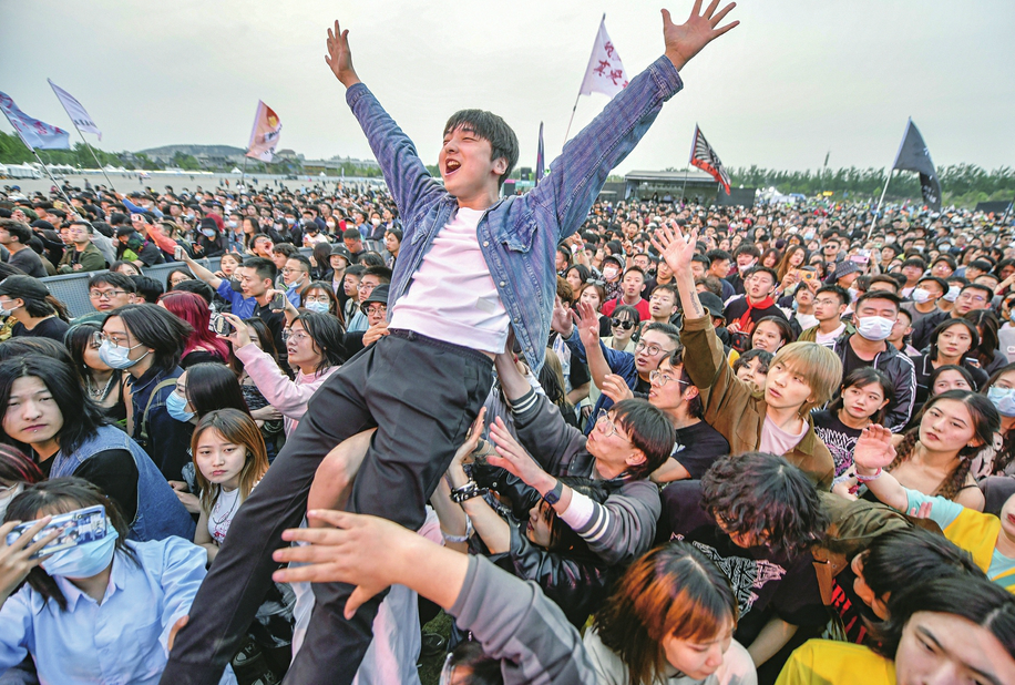 (王鋒攝)5月2日晚,舌頭樂隊謝幕後,濟南迷笛音樂節主舞臺大屏幕上出現