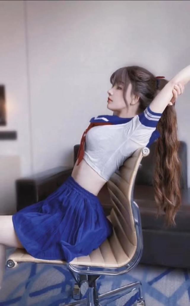 王奕萌才被吐槽是肉装鲁班转头挑战漫画腰修图技能点满了