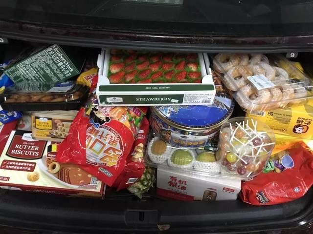 假期结束离开老家,妈妈总会给我们后备箱塞满各种食物和生活用品,"装