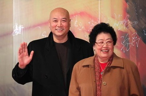 就这样,二人一拍即合走到了一起,1990年,迟重瑞与大11岁的女富商