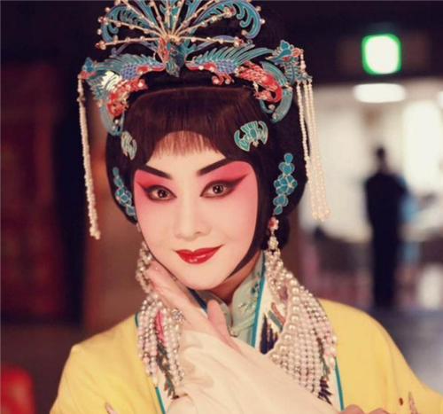 还跟随齐兰秋,刘元彤等艺术家学戏,1998年,李胜素进入到了中国京剧